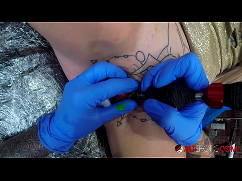 ❤️ Sully Savage, une chaudasse extrêmement tatouée, s'est fait tatouer le clitoris. ☑ Fucking at fr.storestarbucks.top ❌❤